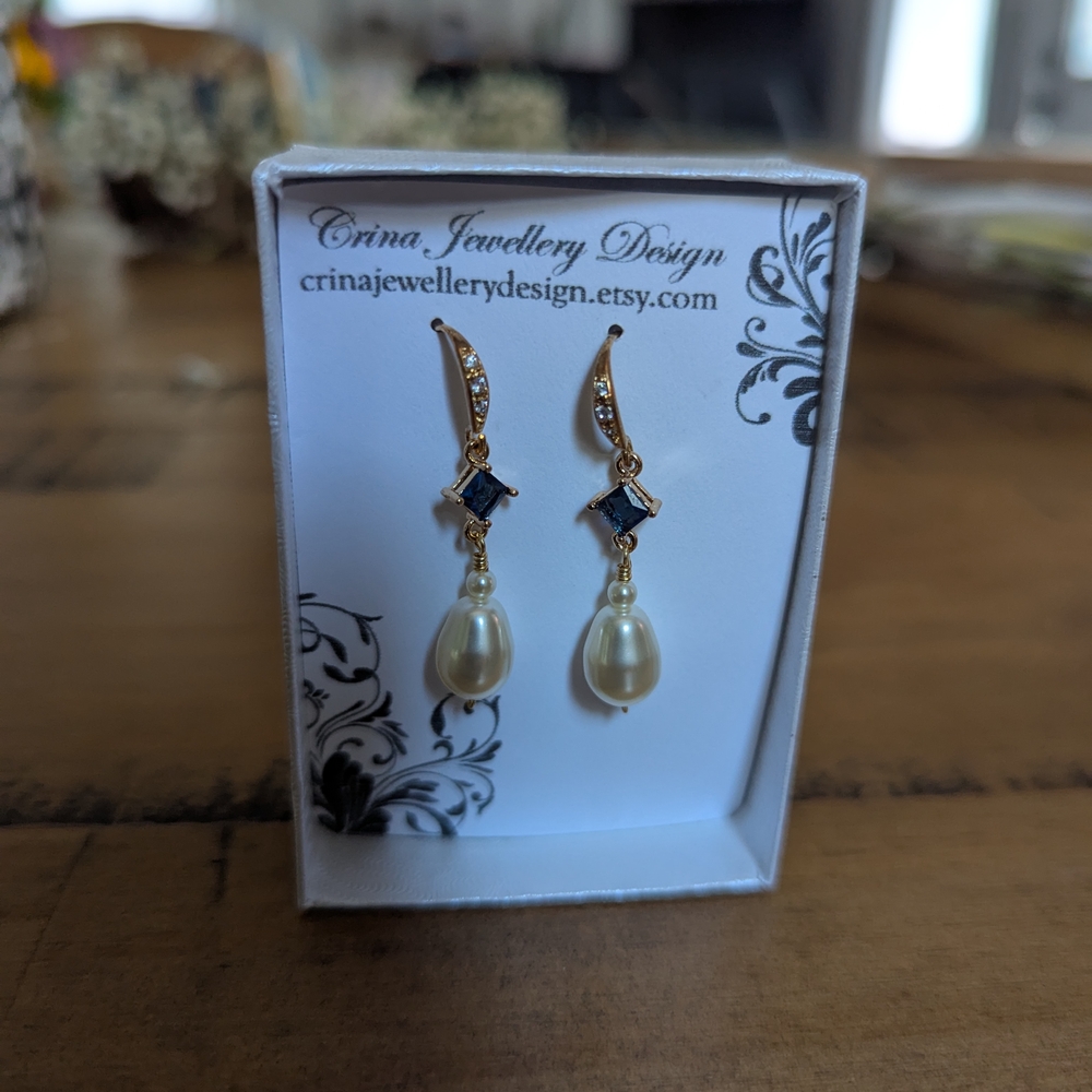 Elegant Gold and Blue Pearl Drop Earrings - Picture 2 of 3